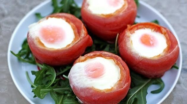 Ovos cozidos no tomate